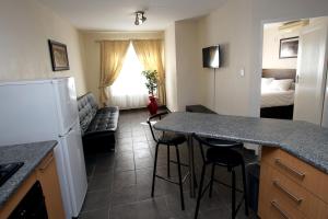 Kuchyň nebo kuchyňský kout v ubytování Rustenburg Palm Lodge