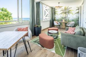 a living room with a table and chairs at Tropical Ocean View - Détente & Vue mer - Wiskeys in Saint-Denis