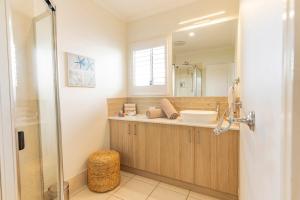Ένα μπάνιο στο Parrearra Oasis Family Home, Pool, Pet friendly +11 φωτογραφίες