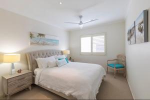 Ένα ή περισσότερα κρεβάτια σε δωμάτιο στο Parrearra Oasis Family Home, Pool, Pet friendly