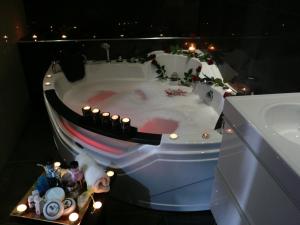 a bath tub with lights in a room with a sink at Esperando in Maroni