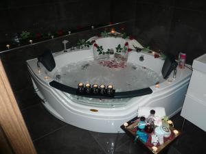 a bath tub decorated with christmas lights in a bathroom at Esperando in Maroni