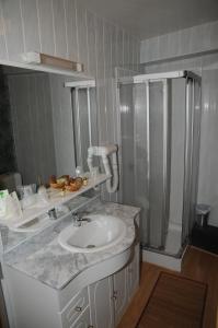 Ett badrum på Hostellerie du Beffroy
