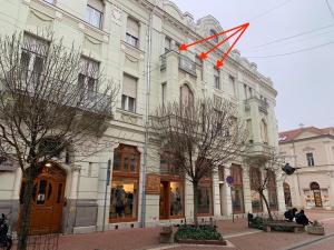 ein Gebäude mit einem roten Pfeil darauf in der Unterkunft Wagner Apartman in Szeged