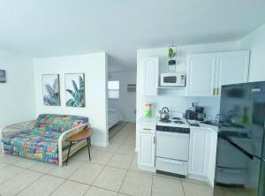 Η κουζίνα ή μικρή κουζίνα στο Sunrise Motel