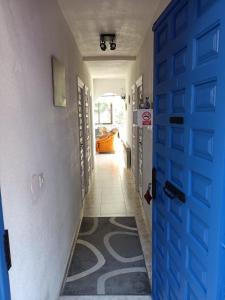 un corridoio con una porta blu in una casa di COTOBRO - La Palmera Apt ad Almuñécar