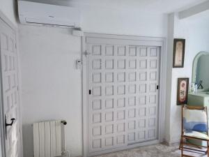 una stanza con una porta bianca e un termosifone di COTOBRO - La Palmera Apt ad Almuñécar