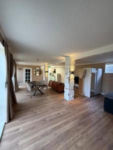 Ruang duduk di Spacious 70m2 apartment in city centre with lovely terrace
