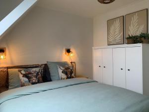 een slaapkamer met een bed en een witte kast bij Ferienwohnung Wolkenplatz in Winterberg