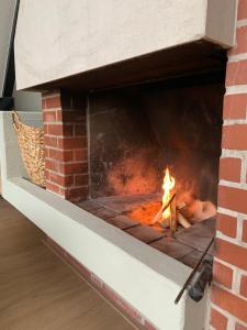 een bakstenen oven met een vuur erin bij Ferienwohnung Wolkenplatz in Winterberg