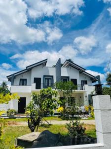 Casa blanca con ventanas negras y cielo en kurunegala deco apartement, en Kurunegala