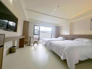 Giường trong phòng chung tại Zhangjiajie JoyMaple Hotel