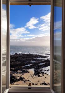 una ventana con vistas al océano desde la playa en Ker Lucie- Les Gîtes de la Côte d'Amour !, en Batz-sur-Mer 18 fotos más