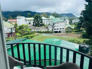 ヌワラエリヤにあるMisty Inn Luxury Apartmentのバルコニーからの街の景色