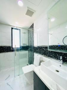 Ένα μπάνιο στο 棕榈泉别墅e1六卧近步行街近中天海滩 +16 φωτογραφίες