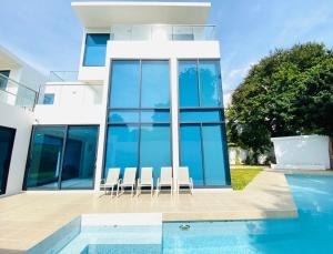 Πισίνα στο ή κοντά στο 棕榈泉别墅e1六卧近步行街近中天海滩