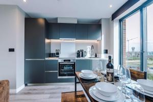 Kuchyň nebo kuchyňský kout v ubytování Leeds City Centre 2 Bed Flat - Roof Terrace & Free Parking