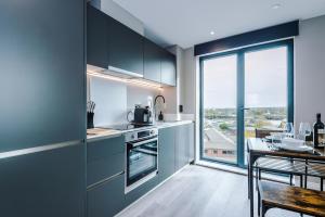 Kuchyň nebo kuchyňský kout v ubytování Leeds City Centre 2 Bed Flat - Roof Terrace & Free Parking