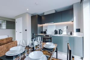 Kuchyň nebo kuchyňský kout v ubytování Leeds City Centre 2 Bed Flat - Roof Terrace & Free Parking + 41 fotografií