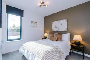 Postel nebo postele na pokoji v ubytování Leeds City Centre 2 Bed Flat - Roof Terrace & Free Parking