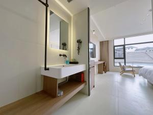 Giường trong phòng chung tại Zhangjiajie JoyMaple Hotel