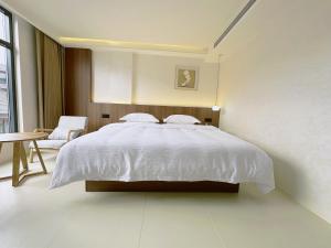 Giường trong phòng chung tại Zhangjiajie JoyMaple Hotel