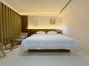 Giường trong phòng chung tại Zhangjiajie JoyMaple Hotel