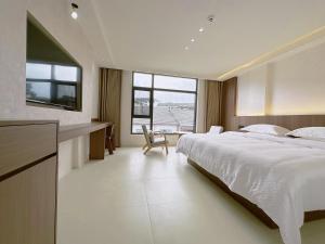 Giường trong phòng chung tại Zhangjiajie JoyMaple Hotel