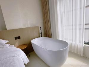 Giường trong phòng chung tại Zhangjiajie JoyMaple Hotel