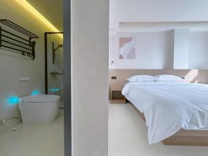 Giường trong phòng chung tại Zhangjiajie JoyMaple Hotel