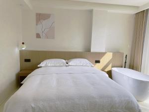 Giường trong phòng chung tại Zhangjiajie JoyMaple Hotel