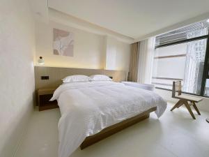 Giường trong phòng chung tại Zhangjiajie JoyMaple Hotel