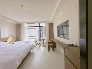 Giường trong phòng chung tại Zhangjiajie JoyMaple Hotel