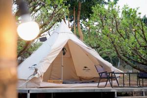Φωτογραφία από το άλμπουμ του Moc Chau Campfire - Vườn tôi chiều tím σε Moc Chau