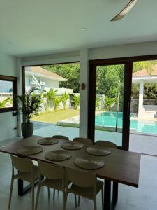 a dining room with a table and chairs at Villa The Palm Sip Song in Koh Phangan +4 photos