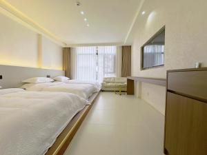 Giường trong phòng chung tại Zhangjiajie JoyMaple Hotel