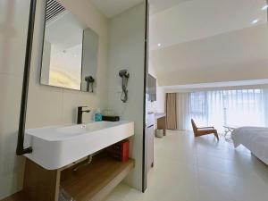 Giường trong phòng chung tại Zhangjiajie JoyMaple Hotel