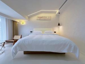 Giường trong phòng chung tại Zhangjiajie JoyMaple Hotel