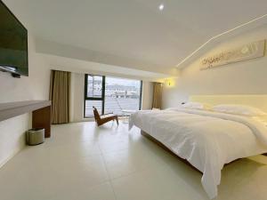 Giường trong phòng chung tại Zhangjiajie JoyMaple Hotel