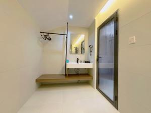 Giường trong phòng chung tại Zhangjiajie JoyMaple Hotel