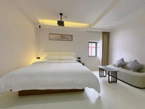 Giường trong phòng chung tại Zhangjiajie JoyMaple Hotel