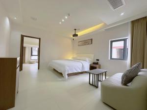Giường trong phòng chung tại Zhangjiajie JoyMaple Hotel