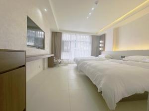 Giường trong phòng chung tại Zhangjiajie JoyMaple Hotel