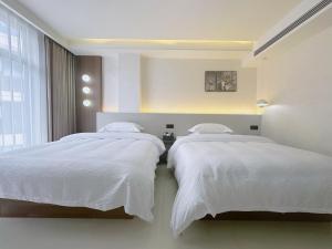 Giường trong phòng chung tại Zhangjiajie JoyMaple Hotel