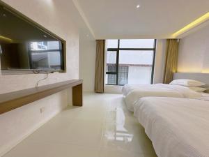 Giường trong phòng chung tại Zhangjiajie JoyMaple Hotel