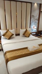 Postel nebo postele na pokoji v ubytování Hotel Crystal Goregaon West Link Road, Mumbai