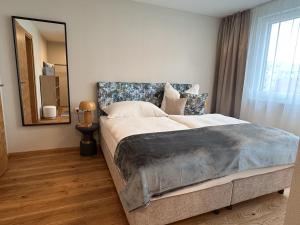Postel nebo postele na pokoji v ubytování "THREE" - Premium Apartments Seekirchen, modern, zentral gelegen