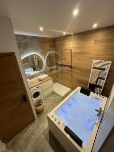 A bathroom at Cocon suspendu