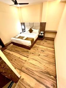 Postel nebo postele na pokoji v ubytování Hotel Crystal Goregaon West Link Road, Mumbai