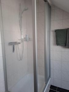 eine Dusche mit Glastür im Badezimmer in der Unterkunft Ferienwohnug mit Balkon und Carport in Dülmen